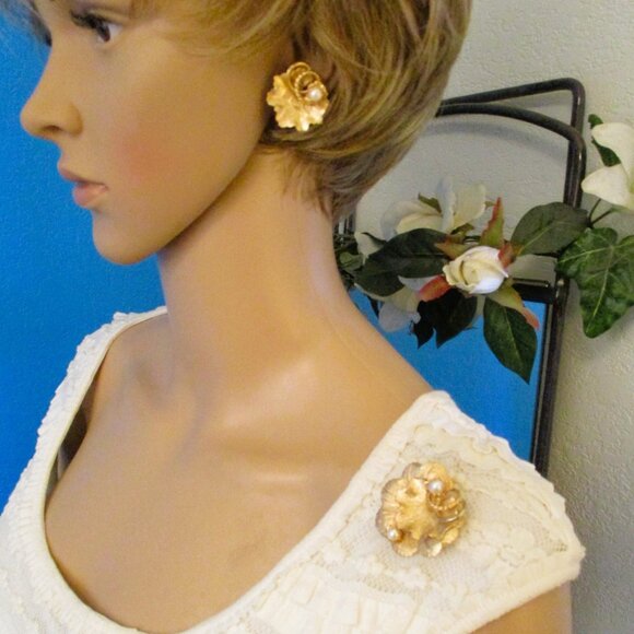 VINTAGE Cultured Pearls Gold Plate Brooch Earrings Set ~ Gold Leaf Swirl Pearls - Picture 2 of 16
